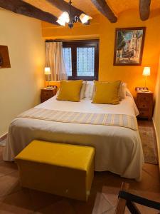 Ein Bett oder Betten in einem Zimmer der Unterkunft El Molí de Pontons suites con jacuzzi spa