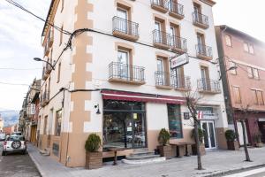 um edifício numa rua numa cidade em Hotel Terminus em Puigcerdà