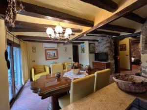 eine Küche und ein Esszimmer mit Tisch und Stühlen in der Unterkunft El Molí de Pontons suites con jacuzzi spa in Pontons