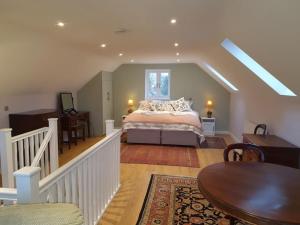 1 dormitorio grande con 1 cama y una escalera en Delightful Country Cottage in a lovely rural area, en Ludlow