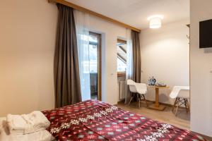 Letto o letti in una camera di Hotel Kronplatzer Hof
