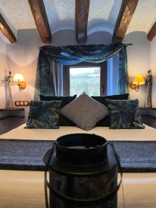 Ein Sitzbereich in der Unterkunft El Molí de Pontons suites con jacuzzi spa