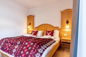 Letto o letti in una camera di Hotel Kronplatzer Hof