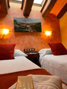 Ein Bett oder Betten in einem Zimmer der Unterkunft El Molí de Pontons suites con jacuzzi spa