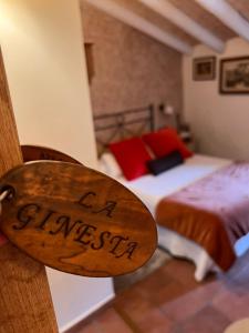Ein Bett oder Betten in einem Zimmer der Unterkunft El Molí de Pontons suites con jacuzzi spa
