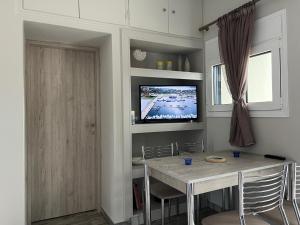 TV a/nebo společenská místnost v ubytování small villa by the sea
