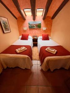 Ein Bett oder Betten in einem Zimmer der Unterkunft El Molí de Pontons suites con jacuzzi spa