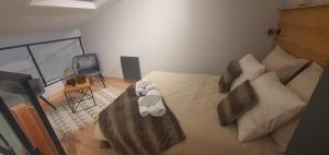 een slaapkamer met een wit bed met kussens bij Duplex Aiguille du midi CHAMONIX in Chamonix-Mont-Blanc