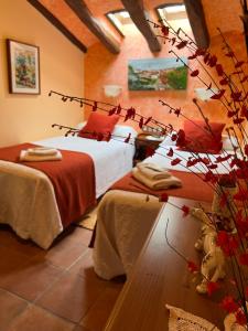 Ein Bett oder Betten in einem Zimmer der Unterkunft El Molí de Pontons suites con jacuzzi spa