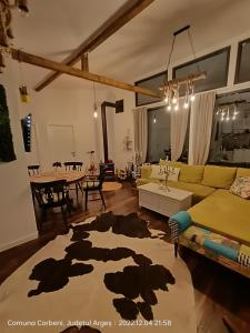 阿爾杰什的住宿－Casuta Nest，客厅配有沙发和桌子