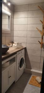 een wasruimte met wasmachine en droger bij Duplex Aiguille du midi CHAMONIX in Chamonix-Mont-Blanc +4 foto's