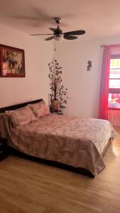 een slaapkamer met een bed en een plafondventilator bij Oceanfront Beach Apartment la Arena in Puerto de Santiago