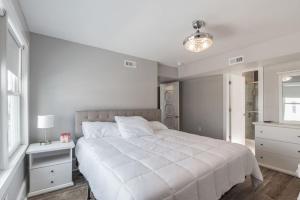 Postel nebo postele na pokoji v ubytování Unit 2 Beach block Sleeps 20 Ocean Views