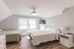 Postel nebo postele na pokoji v ubytování Unit 2 Beach block Sleeps 20 Ocean Views