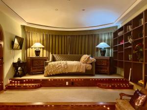 - une chambre avec un lit, deux lampes et un canapé dans l'établissement Beverly Hills Spanish, à Los Angeles