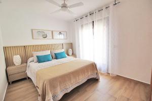 Ліжко або ліжка в номері Apartamento Europa Primera linea de Playa Guardamar