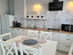 Kuchyňa alebo kuchynka v ubytovaní APARTAMENTY "LA VILLA" SUPERIOR II z dwoma sypialniami, balkonem, parkingiem, blisko centrum