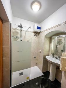 ein Bad mit einer Dusche und einem Waschbecken in der Unterkunft Stupor Mundi in Bitritto