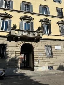 - un bâtiment en briques avec un balcon au-dessus dans l'établissement Villa Royal B&B, à Florence