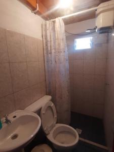 Baño pequeño con aseo y lavamanos en HOSTAL LUPITA en Iruya