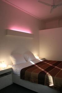 - une chambre avec un lit éclairé dans l'établissement Riad La Villa & Spa, à El Jadida