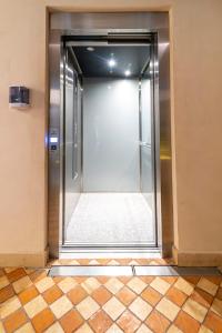 uma porta de elevador num edifício com piso de azulejo em 205 Perfect Location 3 bedrooms Apartment em Tulum