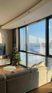 uma sala de estar com uma árvore de Natal e um sofá em Lux Residance 40th floor, sound system, 65 inch TV em Ancara