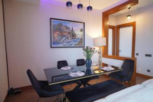 sala de estar con mesa de comedor y sillas en Lux Residance 40th floor, sound system, 65 inch TV, en Ankara