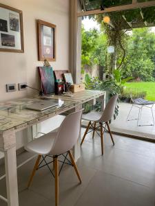 a home office with a desk and two chairs at Casa Feliz in San Fernando del Valle de Catamarca