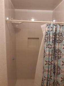 uma casa de banho com uma cortina de chuveiro em Minidepartamento a 10min de Six Flags em Cidade do México