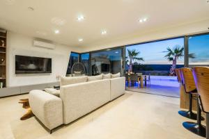 TV a/nebo společenská místnost v ubytování Villa Leonie, luxury villa with private pool