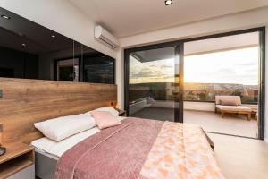 Postel nebo postele na pokoji v ubytování Villa Leonie, luxury villa with private pool + 129 fotografií