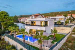 Bazén v ubytování Villa Leonie, luxury villa with private pool nebo v jeho okolí