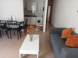 Casa Analiz في أريثيفي: غرفة معيشة مع أريكة وطاولة