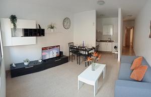 Casa Analiz في أريثيفي: غرفة معيشة مع أريكة زرقاء وطاولة