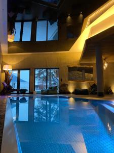 una gran piscina en un edificio con piscina en Villa22 Oetz en Oetz