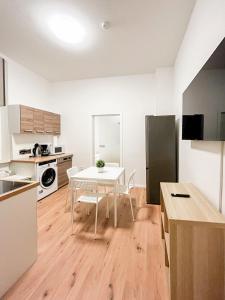 uma cozinha com mesa e cadeiras num quarto em RAJ Living - 1 Room Monteur Apartments - 25 Min Messe DUS em Duisburg