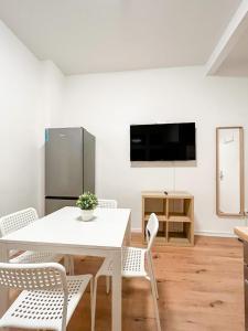 uma sala de jantar branca com uma mesa e cadeiras brancas em RAJ Living - 1 Room Monteur Apartments - 25 Min Messe DUS em Duisburg