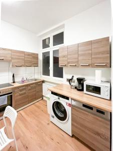 uma cozinha com uma máquina de lavar roupa e um micro-ondas em RAJ Living - 1 Room Monteur Apartments - 25 Min Messe DUS em Duisburg
