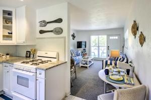 cocina y sala de estar con fogones y mesa en Cozy NSB Abode with BBQ and Fire Pit - Walk to Beach! en New Smyrna Beach