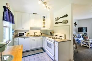Una cocina o kitchenette en Walk to Beach New Smyrna Beach Abode with BBQ! 16 fotos más