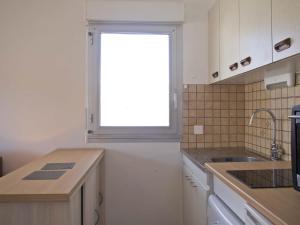 Appartement Les Sables-d'Olonne, 1 pièce, 2 personnes - FR-1-92-760にあるキッチンまたは簡易キッチン