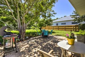 Un jardín fuera de Walk to Beach New Smyrna Beach Abode with BBQ!