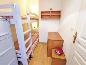 Tempat tidur susun dalam kamar di L'Eterlou, T3, centre Luchon, wifi, casier à skis, 6 personnes