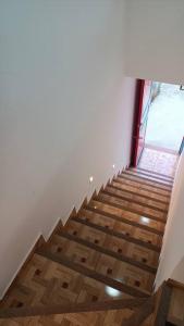 Un escalier doté de parquet et d'une fenêtre dans l'établissement viviendas turísticas Sara Angel R2, à Salento