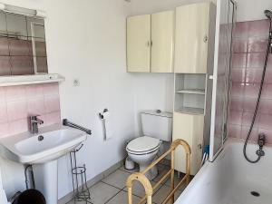y baño con aseo, lavabo y ducha. en Appartement Saint-Pair-sur-Mer, 1 pièce, 2 personnes - FR-1-361-40, en Saint-Pair-sur-Mer