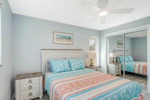 una camera da letto con un letto e uno specchio di Beach Time In Paradise a Harlem Heights
