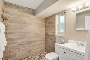 un bagno con un water e un lavandino di Beach Time In Paradise a Harlem Heights