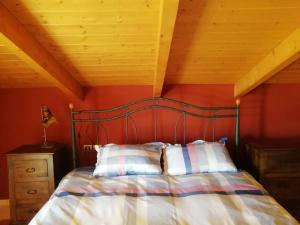 una camera con un letto con una parete rossa di Nikolas apartment. Aktaio Rio Patra a Rio