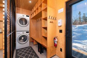 Un lave-linge et un sèche-linge sont disponibles dans la maison. dans l'établissement Les Refuges du Massif de Charlevoix, à Petite-Rivière-Saint-François